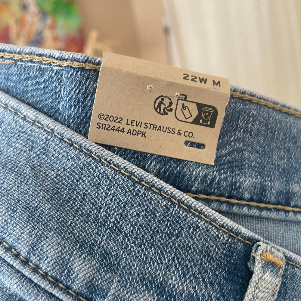 Levis Women 314 Shaping Straight Jeans 22W Blue Light Wash Tummy Control Stretch